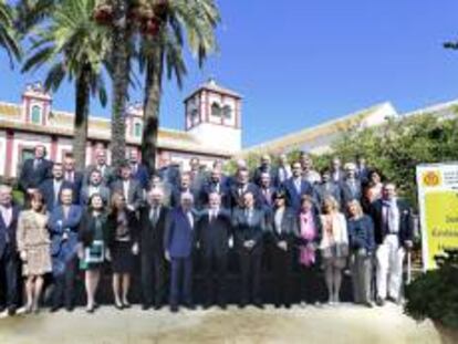 Fotografía de familia del jurado que seleccionó a los nuevos Embajadores Honorarios de la Marca España, una iniciativa de carácter bienal del Foro de Marcas Renombradas Españolas (FMRE) constituida por más de un centenar de empresas y por varios ministerios del Gobierno central y que recayó en el actor Antonio Banderas, el piloto Fernando Alonso, el empresario Isak Andic, el economista Pedro Nueno, el cocinero José Andrés, en la científica María Blasco, en la Organización Nacional de Trasplantes y en la Alta Velocidad. EFE/Archivo