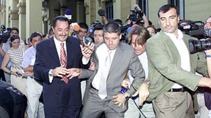 El alcalde de Marbella, Julián Muñoz, el viernes, a su salida de la Audiencia Provincial de Málaga, evita a los periodistas.