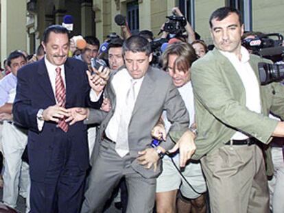 El alcalde de Marbella, Julián Muñoz, el viernes, a su salida de la Audiencia Provincial de Málaga, evita a los periodistas.
