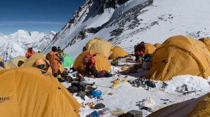 El ser humano deja su rastro hasta en el techo del mundo. Tiendas fluorescentes, material de escalada, botellas de oxígeno vacías e incluso excrementos. Un alpinista que pensaba encontrar una nieve inmaculada en el Everest puede llevarse una sorpresa desagradable. En la imagen, basura generada en el campo 4 del Everest, el 21 de mayo de 2018.