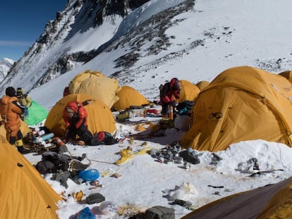 El ser humano deja su rastro hasta en el techo del mundo. Tiendas fluorescentes, material de escalada, botellas de oxígeno vacías e incluso excrementos. Un alpinista que pensaba encontrar una nieve inmaculada en el Everest puede llevarse una sorpresa desagradable. En la imagen, basura generada en el campo 4 del Everest, el 21 de mayo de 2018.