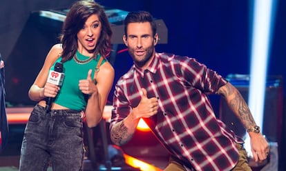 Christina Grimmie y Adam Levine, durante una actuaci&oacute;n en California en Agosto de 2014.