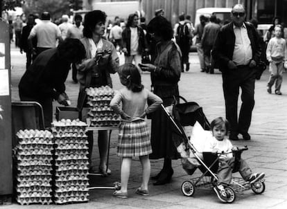 Un puesto de huevos callejero en Polonia en 1989.