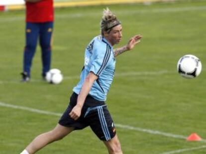 Fernando Torres cabecea durante un entrenamiento