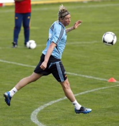 Fernando Torres cabecea durante un entrenamiento