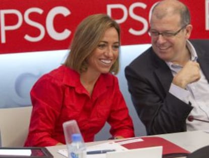 Carmen Chacón conversa con el secretario de organización de los socialistas catalanes José Zaragoza, ayer en la Ejecutiva.