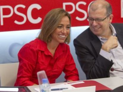 Carmen Chacón conversa con el secretario de organización de los socialistas catalanes José Zaragoza, ayer en la Ejecutiva.