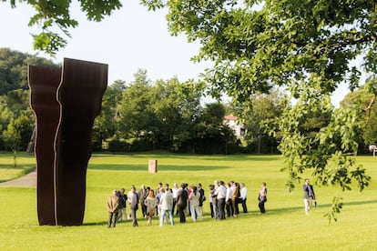 Un grupo de visitantes en el museo Chillida-Leku.