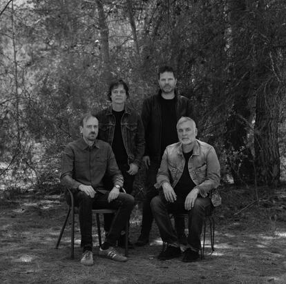 Los cuatro miembros de La Habitación Roja, colocados en el mismo lugar que sus madres: Mark Greenwood (bajo), José Marco (batería), Pau Roca (guitarra) y Jorge Martí (voz y guitarra).