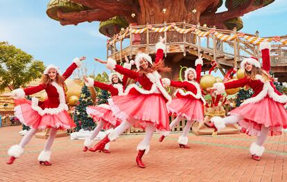 LA AVENTURA TEM?TICAEl parque de PortAventura World se ha llenado de abetos adornados con luces, guirnaldas y copos de nieve para estas fechas. Destacan los espectculos sobre hielo como 'Dreaming on ice' o las acrobacias del Gran Teatro Imperial de China en el 'show Navidad con amor'.