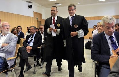 El nuevo juez decano de Bilbao, Aner Uriarte Codón, a la izquierda, acompañado por el magistrado Alfonso González Guija, a quien sustituye en el cargo.