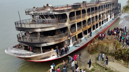 Embarcación incendiada en el río Sugandha.
