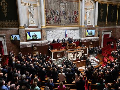 Diputados y senadores franceses aplauden durante una videoconferencia con el presidente ucranio Volodymyr Zelensky, en la Asamblea Nacional de París, este miércoles.