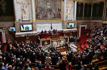 Diputados y senadores franceses aplauden durante una videoconferencia con el presidente ucranio Volodymyr Zelensky, en la Asamblea Nacional de París, este miércoles.