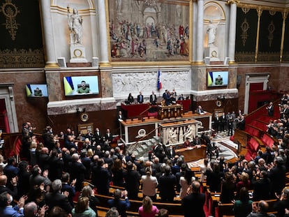 Diputados y senadores franceses aplauden durante una videoconferencia con el presidente ucranio Volodymyr Zelensky, en la Asamblea Nacional de París, este miércoles.