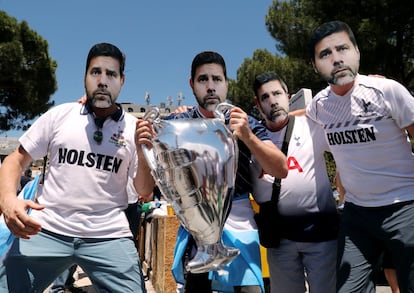 Hinchas del Tottenham portan caretas de Pochettino, en la plaza de Colón, antes de la final de la Champions League contra el Liverpool.