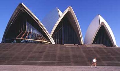 La Ópera de Sidney, que domina la bahía de la ciudad australiana, es la obra maestra del arquitecto danés Jorn Utzon (Copenhague, Dinamarca, 1918), premio Pritzker de arquitectura 2003.