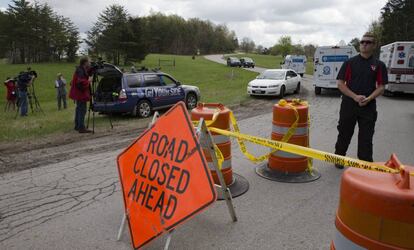 Periodistas y personal de emergencia, este viernes en Ohio.