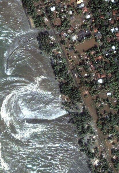 Imagen tomada por satélite instantes después del impacto del maremoto en Kalutara, una localidad al sur de Colombo.
