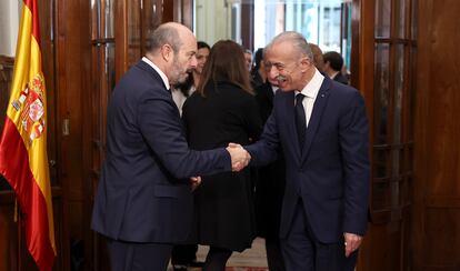 El jefe de la misión diplomática de Palestina en España, Husni Abdel Wahed, es recibido por el presidente del Senado en las Cortes. 