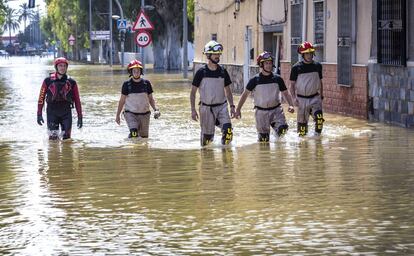 Los equipos de la Unidad Militar de Emergencias (UME) y del Grupo Especial de Actividades Subacuáticas de la Guardia Civil (GEAS) de Alicante y Madrid han reiniciado a primera hora de este lunes las tareas de búsqueda de un holandés de 66 años, que cayó el domingo en la acequia de El Mayayo y fue arrastrado por la corriente, en Dolores, Alicante.