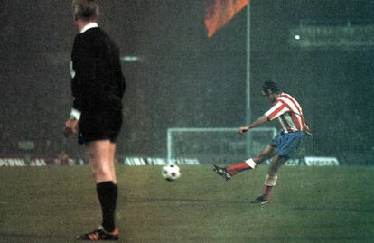 Final de la Copa de Europa de 1974, en la que el Atlético perdió ante el Bayern de Múnich. En la imagen, Luis Aragonés chuta una falta que acabaría en gol.