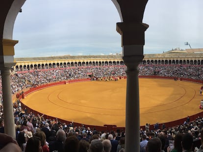 La Maestranza, en tarde de festejo de feria.