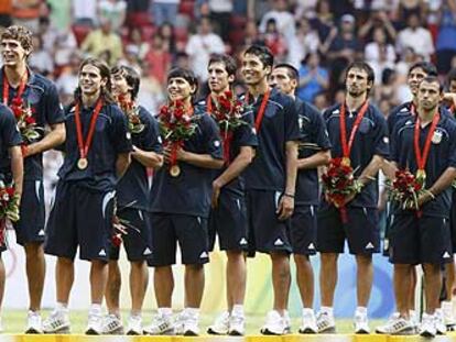 Los futbolistas de la selección argentina, con Messi al frente, en el podio con la medalla de oro.