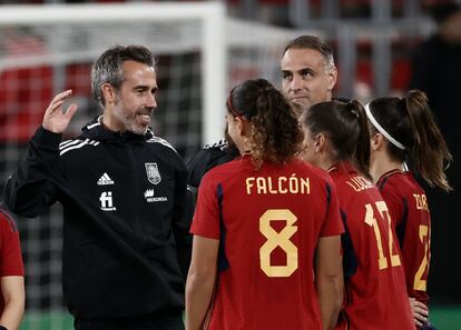 El entrenador de la selección española de fútbol femenil, Jorge Vilda, celebra la victoria con sus jugadoras tras el partido amistoso ante Estados Unidos