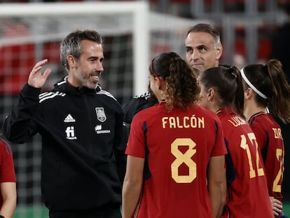 El entrenador de la selección española de fútbol, Jorge Vilda, celebra la victoria con sus jugadoras tras el partido amistoso ante Estados Unidos.