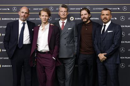 Edward Berger, Felix Kammerer, Malte Grunert, Daniel Brühl y Edin Hasanovic en el estreno de 'Sin novedad en el frente' en el festival de Zurich en septiembre de 2022.