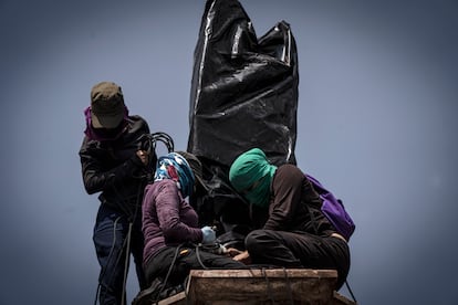 Mujeres interviniendo el pedestal de Paseo de la Reforma.