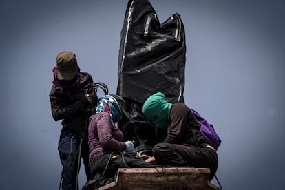 Mujeres interviniendo el pedestal de Paseo de la Reforma. 