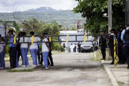 Forenses trabajan al interior del Cefas, en Tamara (Honduras), a unos 25 kilómetros de Tegucigalpa.