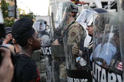 Policías y soldados bloquean a manifestantes en las protestas de Washington.