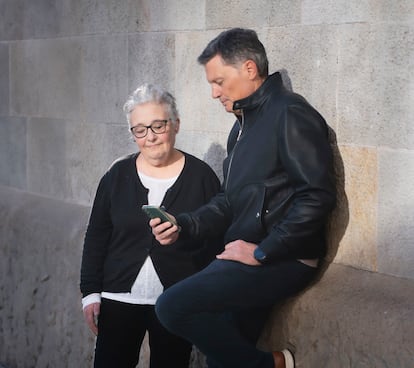 Conxi Far y Frederic Flaquer, formadores del proyecto SUM de alfabetización mediática para seniors en el que participa la ONG Verificat.