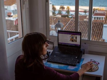 Una mujer teletrabaja durante el confinamiento.