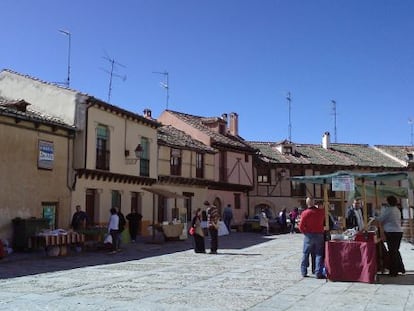 Puestos del Mercado Ecológico de San Lorenzo, en Segovia.