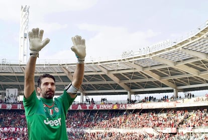 Buffon saluda a los hinchas d despu&eacute;s de batir el r&eacute;cord de imbatibilidad.