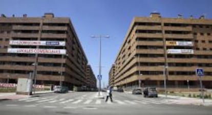 Una mujer cruza la calle en una avenida de Sese&ntilde;a (Toledo).