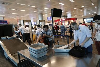 Pasajeros pasan el control de seguridad en el aeropuerto internacional de Atatürk en Estambul.