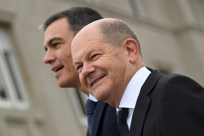 El canciller alemán, Olaf Scholz, junto al presidente del Gobierno, Pedro Sánchez, el miércoles en A Coruña.