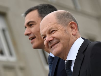 El canciller alemán, Olaf Scholz, junto al presidente del Gobierno, Pedro Sánchez, el miércoles en A Coruña.