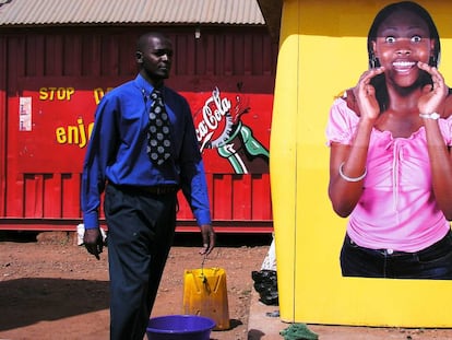 Un nombre paseando por Kampala (Uganda) entre puestos de comida y bebida.