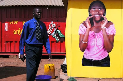 Un nombre paseando por Kampala (Uganda) entre puestos de comida y bebida.