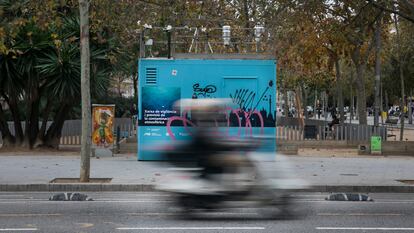 La estación de vigilancia de la calidad del aire y la contaminación del Eixample de Barcelona, la que registra los peores datos de la ciudad, en una imagen de archivo.