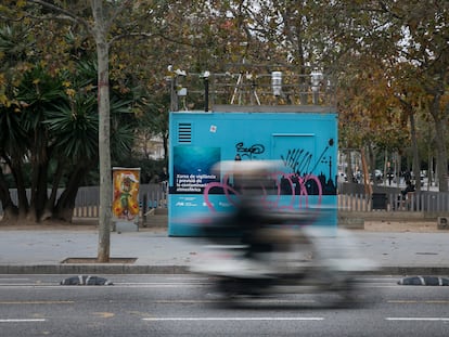 La estación de vigilancia de la calidad del aire y la contaminación del Eixample de Barcelona, la que registra los peores datos de la ciudad, en una imagen de archivo.