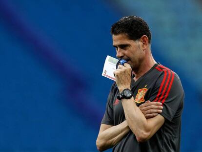 Fernando Hierro, treinador da seleção espanhola desde esta quarta-feira, observa treino preparatório para o jogo contra Portugal.