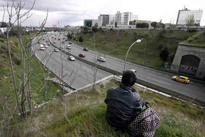 Un jove adolescent mira des de dat de l'autopista. 