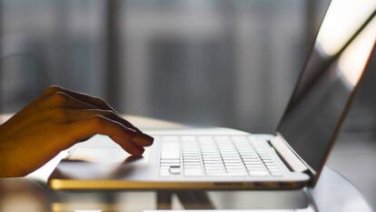 Crear un dominio web falso de un competidor que remita a 'porno' no vulnera el honor